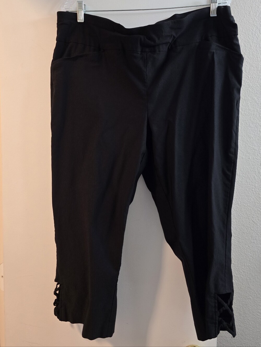 33 Kim Rogers Black Pull-On Capri Pants with Lattice Hem